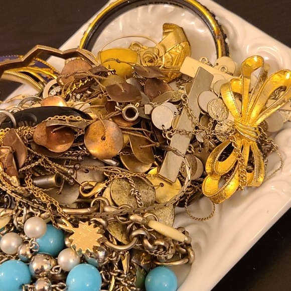 3 pounds of costume and vintage gold jewelry - Picture 6 of 6